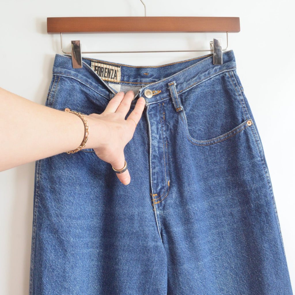 27 x 27.5 dark wash vintage 90’s forenza raw hem straight legs