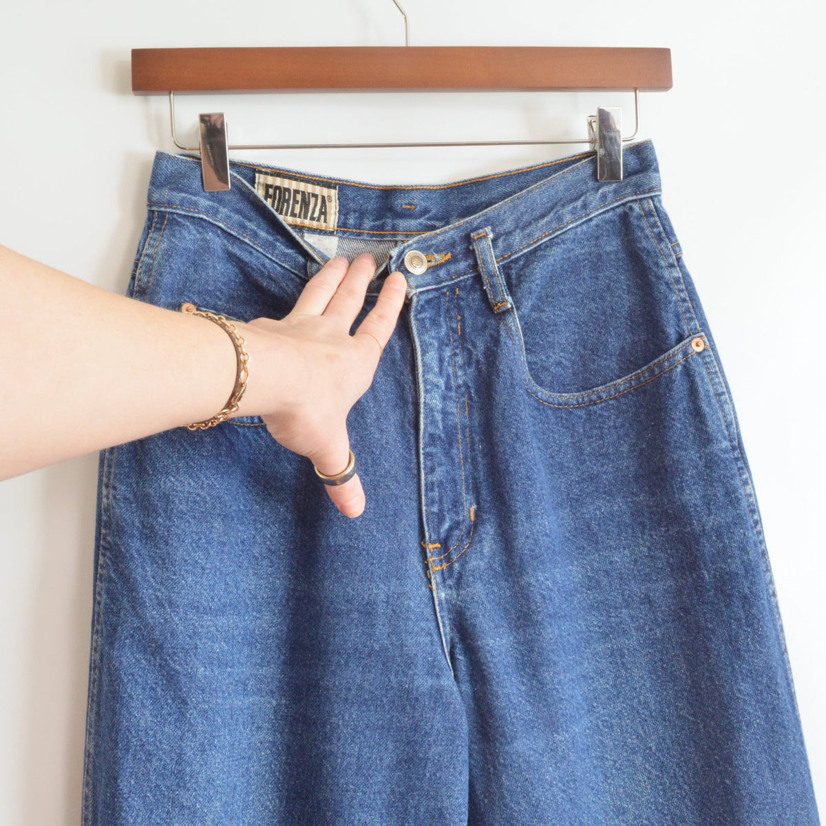 27 x 27.5 dark wash vintage 90’s forenza raw hem straight legs