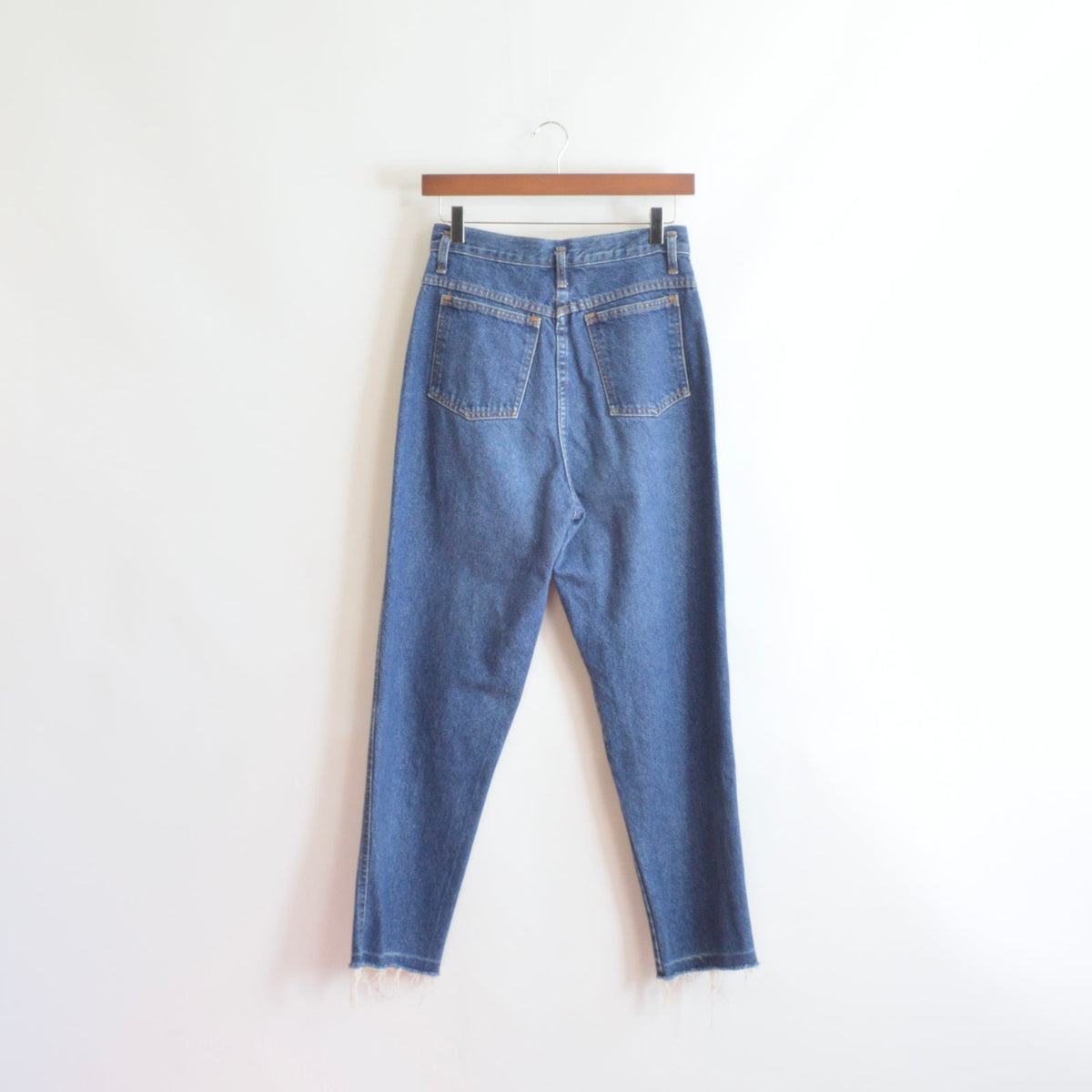 27 x 27.5 dark wash vintage 90’s forenza raw hem straight legs